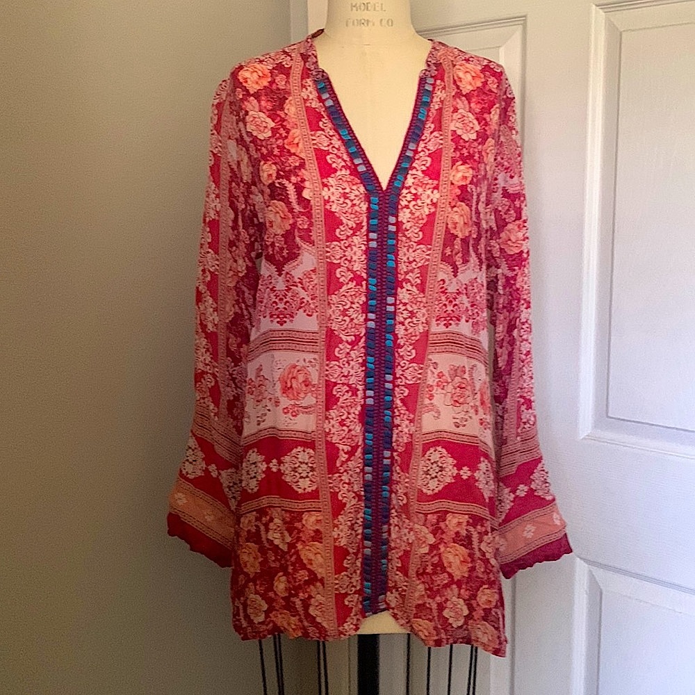 TRIM V-NECK BLOUSE
